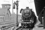 44 0056 (Bw Sangerhausen) donnert mit dem Dg 58813 durch den Erfurter Hbf am Bahnsteig 1 vorbei in Richtung Süden und bringt die dort wartenden Reisenden in Erstaunen. Es war der letzte und einzige planmäßige Dampfzug, der seinerzeit einmal täglich durch Erfurt fuhr. Am selben Bahnsteig fuhren zuvor die Interzonenzüge mit den Erfurtern 01.5 nach Bebra. (06.04.1980) <i>Foto: Thomas Fischer</i>