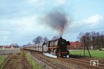 043 221 (ex 44 1221) war erst Anfang Februar 1973 von Kassel nach Rheine umstationiert worden. Der Rheiner Neuzugang kommt mit einem 2000 t-Erzzug bei Salzbergen angedampft, im Vergleich zu den vorherigen Leistungen über das Eggegebirge eher ein 'Spaziergang'. (18.04.1973) <i>Foto: Robin Fell</i>