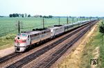 Der stromlinienförmige Personenzug der Chicago, Burlington and Quincy Railroad (CB&Q) verkehrte zwischen Chicago und den Twin Cities Minneapolis und Saint Paul in Minnesota. Auf einer Demonstrationsfahrt von Chicago nach Saint Paul bewältigte der Zug die 700 km lange Strecke in 5 Stunden und 31 Minuten mit Geschwindigkeiten von bis zu 167 km/h und einer Durchschnittsgeschwindigkeit von 125 km/h. Die Burlington Railroad betrieb bis 1971 fünf Personenzüge pro Richtung zwischen Chicago und den Twin Cities. Die vier Tagesverbindungen waren der 'Morning Zephyr' und der 'Afternoon Zephyr'. Der 'Afternoon Zephyr' ist hier mit den EMD-Loks No. 23 und 25 bei Leola (Illionois) unterwegs. (08.1968) <i>Foto: Paul Kutta</i>