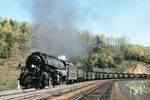 No. 2148 der Norfolk & Western, eine Class Y6 2-8-8-2 (Baujahr 1938), bei Delbarton in West Virginia. Der aus 105 Wagen bestehende Zug konnte bis zu 9.500 t Kohle transportieren - hierzulande galt der dampfbespannte 4000 t-Erzzug im Emsland bereits als das Non plus ultra....  (05.1958) <i>Foto: Paul Wester</i>