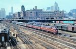 EMD E8a No. 5710+5838+5865 der Pennsylvania Railroad (PRR) verlassen vor dem Zug-Nr. 48 "The General" nach New York den Ausgangsbahnhof der PRR in Chicago (Illinois). "The General" verkehrte von 1937 bis zum 12.12.1967.  (06.1966) <i>Foto: Eric Bittner</i>