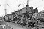 053 045 wurde am 1. März 1943 als 50 3045 Ük an die Reichsbahn ausgeliefert. In ihrem Heimat-Bw Oberhausen-Osterfeld Süd wartet sie auf neue Aufgaben. (10.05.1971) <i>Foto: Wolfgang Bügel</i>