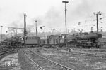 052 913 rangiert ihre Schwesterlok 052 681 auf die Drehscheibe im Bw Oberhausen-Osterfeld Süd. (10.05.1971) <i>Foto: Wolfgang Bügel</i>