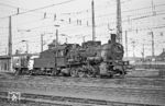 Eine weitere G 8¹ Hochburg war das Bw Neuss, wo sich die dort heimische 055 663-9 (ex 55 4663) im Rangierbahnhof mit einem vierachsigen ehemaligen Dampfloktender nützlich machte. Der Kalkschlammwagen beförderte die Rückstände, die beim Herstellen von Acetylengas zum Schweißen erzeugt wurden. Dazu wurde Karbidkalk mit Wasser benetzt, wobei sich besagtes Gas bildete. Als Rückstand blieb Karbidkalkschlamm übrig, der in den alten Tendern entsorgt wurde. (10.05.1971) <i>Foto: Wolfgang Bügel</i>
