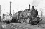 Als einzige Rangierlok war an diesem Tag 055 663 im Rangierbahnhof in Neuss tätig. Diese steht hier neben dem vorher rangierten ehemaligen Dampfloktender, der als Kalkschlammwagen verwendet wurde. (10.05.1971) <i>Foto: Wolfgang Bügel</i>