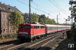 Zweifelslos die am meisten fotografierten Züge im Westen Deutschlands waren im Fahrplanjahr 2010 die ICE-Ersatzzüge zwischen Hamm und Bonn, die planmäßig von Loks der Baureihe 110 gezogen wurden. Das Foto zeigt 115 350 vor IC 2863 (Bonn - Hamm) bei der Ausfahrt aus Solingen Hbf. (11.10.2010) <i>Foto: Joachim Bügel</i>