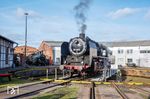 Im Bw Arnstadt (hist) macht sich 50 3501 für die Rückfahrt nach Meiningen bereit. Links steht der Protagonist der Fahrt, die No. 1367 der SBB Historic. (27.11.2025) <i>Foto: Joachim Schmidt</i>