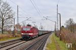243 005 der Traditionsgemeinschaft Bw Halle P vor dem "Advents-Express" Dz 4760 des Lausitzer Dampflok Clubs zum Weihnachtsmarkt nach Erfurt zwischen Eilenburg und Leipzig in Pönitz. (29.11.2025) <i>Foto: Ralf Opalka</i>