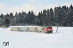 Bei Bodelsberg staubt 218 467 mit KCS 45189 nach Reutte in Tirol durch den Neuschnee. (13.03.2006) <i>Foto: Stefan von Lossow</i>