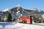 ÖBB 2043.010 mit dem ÖBB-Schneeräumer 80 81 9760 031-1 bei Reutte in Tirol, der auf dem Fahrwerk der ÖBB 52 7595 (WLF 16943/1944) aufgebaut wurde.  (13.12.2006) <i>Foto: Stefan von Lossow</i>