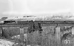 Mit einem Eilzug nach Heilbronn ist eine Crailsheimer 23er auf dem Bühlertalviadukt bei Vellberg unterwegs. (27.02.1971) <i>Foto: Burkhard Wollny</i>