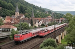 Während 110 432 vor RE 4610 (Würzburg - Frankfurt) auf der Main-Spessart-Bahn den Bahnhof Gemünden verlässt, wartet 143 017 mit RB 34883 aus Jossa vor der historischen Stadtkulisse auf Einfahrt. (18.08.2010) <i>Foto: Joachim Bügel</i>