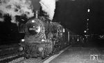 038 553 (Bw Tübingen) hat im Bahnhof Böblingen den P 3969 aus Stuttgart übernommen und wird ihn um 17.26 Uhr nach Horb befördern. (18.12.1971) <i>Foto: Burkhard Wollny</i>