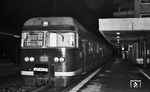 Der im Stuttgarter Vorortverkehr eingesetzte 427 401/101 im Bahnhof Böblingen. Der 1964 in Dienst gestellte Triebwagen war für den Nahschnellverkehr in Ballungsräumen konzipiert. Er bestand aus je zwei Trieb- und einem Mittelwagen. Die Baureihe gilt als früher Prototyp der S-Bahn-Baureihe 420, was an der Aufteilung des Innenraums mit jeweils drei Einstiegsräumen und einigen gestalterischen Details wie den gewölbten Frontfenstern deutlich wird. Die Betriebserfahrungen aus dem ET 27 führten bei der Baureihe 420 zu einer leistungsstärkeren Antriebsleistung mit einer Thyristorsteuerung und höhengleichen Zugängen für Bahnsteighöhen von 76 bzw. 96 Zentimetern. (18.12.1971) <i>Foto: Burkhard Wollny</i>