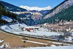 ÖBB 4030.071 auf der Fahrt von Brennersee nach Innsbruck in der großen Kehrschleife bei St. Jodok. (17.02.1988) <i>Foto: Joachim Bügel</i>