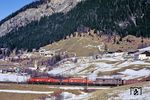Nach Durchfahren der St. Jodoker Kehrschleife und des 481 m langen Jodoktunnels tauchen ÖBB 1020.003 (ex E 94 011) und 1020.005 (ex E 94 030) vor dem Dg 44813 zum Brenner auf der Südseite des Tals wieder auf. (17.02.1988) <i>Foto: Joachim Bügel</i>