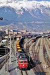 ÖBB 1110.524 mit Gleichstrom-Widerstandsbremse rangiert im Rangierbahnhof in Innsbruck. Rechts steht 1020.011 vor einem Güterzug zum Brenner. (17.02.1988) <i>Foto: Joachim Bügel</i>