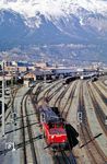 Mit Blick auf die Karwendel Nordkette rangiert ÖBB 1020.011 (ex E 94 090) im Innsbrucker Rangierbahnhof noch einige Wagen an den Güterzug zum Brenner. (17.02.1988) <i>Foto: Joachim Bügel</i>