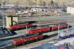 In der 1883 eröffneten Zugförderstelle Landeck warten ÖBB 1020.038, 1020.032, 1110.502 und 1020.043 auf die nächsten Einsätze. Rechts steht das Museumsfahrzeug 4041.01. (17.02.1988) <i>Foto: Joachim Bügel</i>