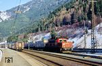 Im Bahnhof Landeck wartet der Dg 69846 mit ÖBB 1020.034 (ex E 94 095) auf die Abfahrt zum Arlberg. (17.02.1988) <i>Foto: Joachim Bügel</i>