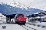 Eine fotografisch schöne, aber für die ÖBB wohl ziemlich teuere Lösung, war die Bespannung des Ein-Wagen-Zuges R 5516 nach Bludenz mit einer 1020. Der Zug startete im Bahnhof St. Anton am Arlberg, an diesem Tag bespannt mit der Bludenzer 1020.040 (ex E 94 102). (18.02.1988) <i>Foto: Joachim Bügel</i>