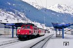 ÖBB 1020.040 mit dem kürzestmöglichen Reisezug R 5516 nach Bludenz im Bahnhof St. Anton am Arlberg. (18.02.1988) <i>Foto: Joachim Bügel</i>
