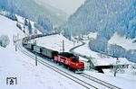 Mit dem Sgk 42170 nach München Ost rollt ÖBB 1020.011 (ex E 94 090) durch das winterliche Silltal zwischen St. Jodok und Steinach in Tirol. (19.02.1988) <i>Foto: Joachim Bügel</i>
