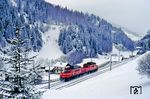Nach einer Schiebeleistung zum Brenner kehren ÖBB 1020.009 (ex E 94 037) und 1020.001 (ex E 94 008) bei Steinach in Tirol als Lz zurück nach Innsbruck. (19.02.1988) <i>Foto: Joachim Bügel</i>