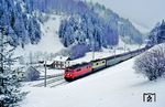 ÖBB 1110 018 mit 111 037 (Bw München Hbf) vor dem Ex 281 "Alpen-Express" nach Roma Termini auf der Brennerbahn bei Steinach in Tirol. (19.02.1988) <i>Foto: Joachim Bügel</i>