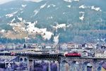 Vom Arlberg kommend fährt ÖBB 1020.040 (ex E 94 102) mit Dg 44873 über die Innbrücke in Landeck ein. (19.02.1988) <i>Foto: Joachim Bügel</i>