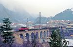 Da der Dg 69846 in Landeck noch eine 1020 als Schiebelok erhielt, konnte der Zug auf dem Innviadukt in Landeck mit Zuglok 1020.032 erneut abgepasst werden. Der 1904 erstellte stählerne Mittelteil der Brücke wurde 2009 durch eine neue Stahlbogenbrücke ersetzt. Mit 1400 t beläuft sich das Gewicht der neuen Brücke in etwa auf das fünffache der ursprünglichen Konstruktion. Gleichzeitig wurde die Brücke mit Lärmschutzwänden eingehaust, sodass solche Fotos nicht mehr möglich sind. (19.02.1988) <i>Foto: Joachim Bügel</i>