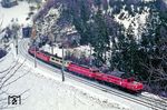 Am nächsten Tag war das Wetter nicht viel besser. Daher zeigen wir hier nur eine eingeschränkte Fotoausbeute. Den Anfang macht ein vom Brenner kommender Lokzug mit 1020.011, einer 1044, 111 222, 1110.505 und 1020.003, aufgenommen am Matreitunnel bei Matrei. (20.02.1988) <i>Foto: Joachim Bügel</i>