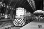 Co'Co'-Diesellok Nr. 8469 (ALCO, Baujahr 1959, 1676 mm Breitspur) vor dem Expresszug "El Aconcagua" nach San Juan im Kopfbahnhof Buenos Aires Retiro. Auch dieser Zug wurde 1993 Opfer der Sparwut des damaligen Präsidenten Menem. (29.01.1972) <i>Foto: Jörg Schulze</i>