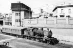 Nr. 3557 rangiert einen Personenwagen im Bahnhof Buenos Aires Plaza Constitución. Die Vorortstrecken nach La Plata über Quilmes, Berazategui über Bosques sowie Alejandro Korn und Ezeiza sind hier heute mit Einphasenwechselspannung von 25 kV mit 50 Hz elektrifiziert. Auf diesen Strecken findet ein dichter, S-Bahn-ähnlicher Vorortverkehr statt. Seit 2018 ist geplant, die Meterspurstrecken der Línea Belgrano Sur nach Gonzáles Catán und Marinos del Crucero General Belgrano, die bis 2018 vom Bahnhof Buenos Aires Retiro ausgingen, zum Bahnhof Constitución zu verlängern. Die Inbetriebnahme ist jedoch noch nicht absehbar.  (30.01.1972) <i>Foto: Jörg Schulze</i>