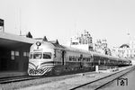 Triebwagen CMU 5584 verlässt mit Beiwagen CAU 580 + CAU 576 + CAU 561 + CAU 598 und Triebwagen CMU 5572 der breitspurigen Ferrocarril Domingo Faustino Sarmiento den Bahnhof Buenos Aires Once de Septiembre. Der Triebwagen wurde 1963 von Materfer gebaut, einem argentinischen Hersteller von Lokomotiven, Verbrennungstriebwagen und Bussen. Die Firma hatte 1958 Fiat Ferroviaria gegründet. Der 1902 eröffnete Kopfbahnhof dient vor allem dem Zugverkehr in Richtung Westen und ist nach dem 11. September 1852 benannt, an dem sich die Stadt Buenos Aires von der argentinischen Konföderation lossagte. (30.01.1972) <i>Foto: Jörg Schulze</i>