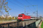 101 067 mit dem EC 9 nach Zürich HB auf der Kaiserbrücke in Mainz mit dem Dyckerhoff-Zementwerk in Amöneburg im Hintergrund. (31.10.2019) <i>Foto: Roland Hackl</i>