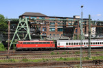 Vor der Kulisse der weltberühmten Schwebebahn fährt 115 383 vor dem ICE-Ersatzzug IC 2862 durch Wuppertal-Oberbarmen. (03.06.2010) <i>Foto: Wolfgang Bügel</i>