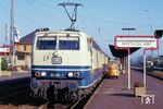 181 219 macht vor D 2154 (Koblenz - Saarbrücken) Station in Wittlich Hbf. (10.1988) <i>Foto: Hanno Claßen</i>