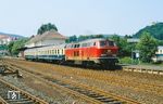 216 220 (Bw Kassel) vor einem Eilzug in Bad Wildungen. (07.1988) <i>Foto: Hanno Claßen</i>