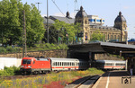 Vor der Kulisse der historischen Stadthalle fährt 182 002 mit IC 2023 (HH-Altona - Frankfurt) durch Wuppertal-Steinbeck. (27.06.2010) <i>Foto: Wolfgang Bügel</i>