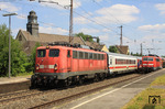 Die im Jahre 1958 abgelieferte 115 205 -urspr. E 10 205 (110 205)- war auch nach mehr als 50 Betriebsjahren noch im Fernverkehrseinsatz, hier vor dem ICE-Ersatzzug IC 2862 nach Bonn bei der Durchfahrt in Wuppertal-Vohwinkel. (27.06.2010) <i>Foto: Wolfgang Bügel</i>