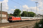 Für kurze Zeit wurde die Zugleistung des IC 2023/2022 zwischen Hamburg und Frankfurt mit einem Taurus der Baureihe 182 bespannt. Im monotonen Bahneinerlei machte dies den Zug zu einem begehrten Fotoobjekt, hier mit 182 002 in Wuppertal-Unterbarmen. (18.07.2010) <i>Foto: Wolfgang Bügel</i>