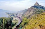 Blick in das Rheintal bei Braubach mit 01 1100 und der alles überragenden Marksburg. (29.09.1990) <i>Foto: Wolfgang Bügel</i>