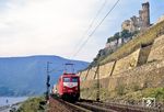 140 665 (Bw Bebra) mit einem Sgk aus Köln-Eifeltor unterhalb der Burgruine Ehrenfels bei Rüdesheim. (29.09.1990) <i>Foto: Joachim Bügel</i>