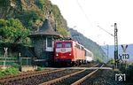 110 139 vom Bw Köln 1 mit D 2120 (Frankfurt/M - Dortmund) am Schrankenposten 113, dem letzten seiner Art an der Rechten Rheinstrecke, südlich von Kaub. (29.09.1990) <i>Foto: Joachim Bügel</i>