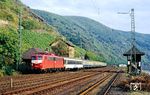 110 139 fährt mit D 2120 nach Dortmund durch den Bahnhof Kaub. Der SNCF-Wagen an der Zugspitze war eine Wagenüberführung. (29.09.1990) <i>Foto: Wolfgang Bügel</i>