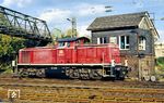 Die Kölner 290 220 war eine der Stamm-Rangierloks im Bahnhof Opladen und ist hier am Rangier-Stellwerk "R 1" unterwegs. Das Stellwerk wurde gleich nach seiner Außerbetriebnahme im Spätsommer 1998 abgerissen. Das gleiche Schicksal erfuhr die danebenliegende große Fußgängerbrücke, die zum AW Opladen führte, einige Jahre später.    (08.10.1990) <i>Foto: Joachim Bügel</i>