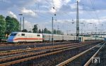 Nach einer Probefahrt setzt der Dummyzug Dsts IC 28899 des AW Opladen mit 401 003 im Bahnhof Opladen ins Werk um. (08.10.1990) <i>Foto: Joachim Bügel</i>