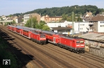 Goldrichtig war der Fotostandpunkt für die Begegnung zweier Züge der NRW-Regionalexpress Linie 7 in Wuppertal-Barmen gewählt. Rechts schiebt 112 159 den RE 29713 nach Krefeld, links zieht 112 134 den RE 29714 nach Rheine. (21.07.2010) <i>Foto: Wolfgang Bügel</i>