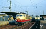 103 241 fährt im Bahnhof Köln-Deutz mit IC 527 "Rheinland" (Hannover - München) an der Trierer 215 044 vorbei. (09.10.1990) <i>Foto: Joachim Bügel</i>
